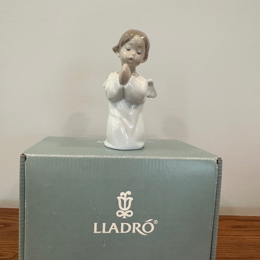 Lladró Vintage Angel Praying (Orando) 01004538 Retired in 2004. Holiday Charm.